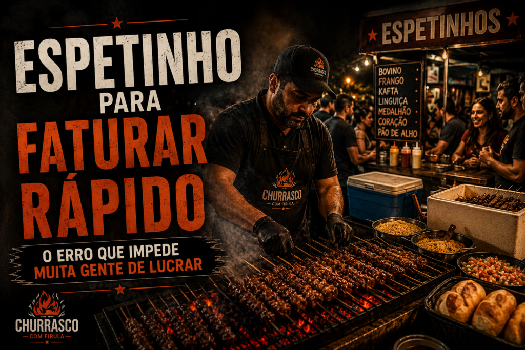 Espetinho para faturar rápido com vendedor preparando espetinhos na brasa, clientes fazendo pedidos e acompanhamentos expostos na barraca.